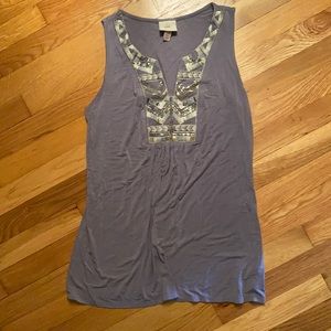 Cute top prettt neckline design